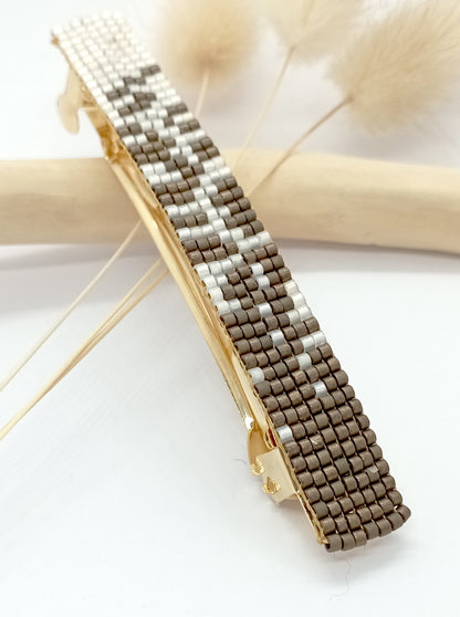 Barrette pour cheveux en métal et en perles tissées marrons et blanches. 