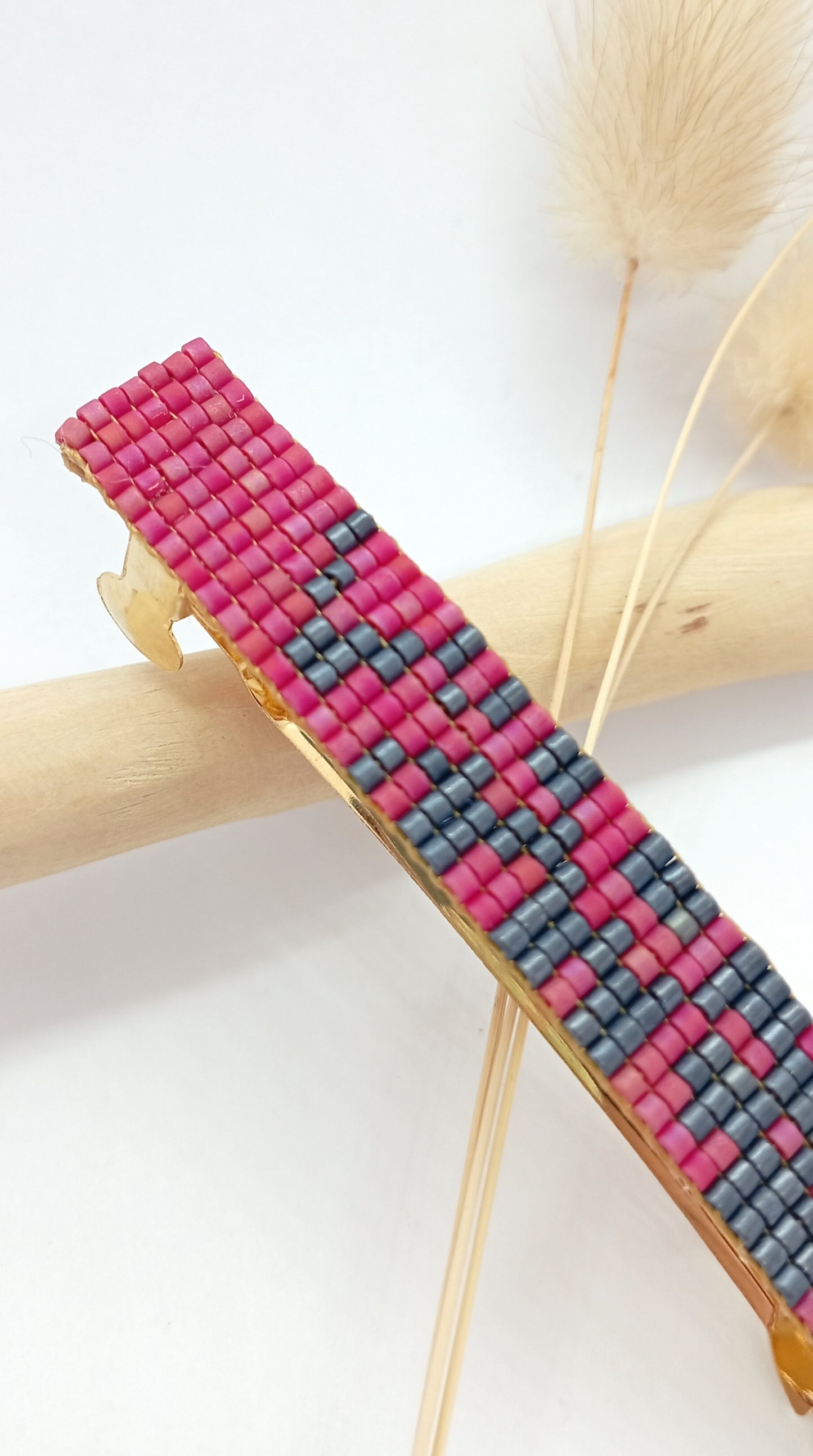 Zoom sur une barrette en métal et perles tissées roses et grises