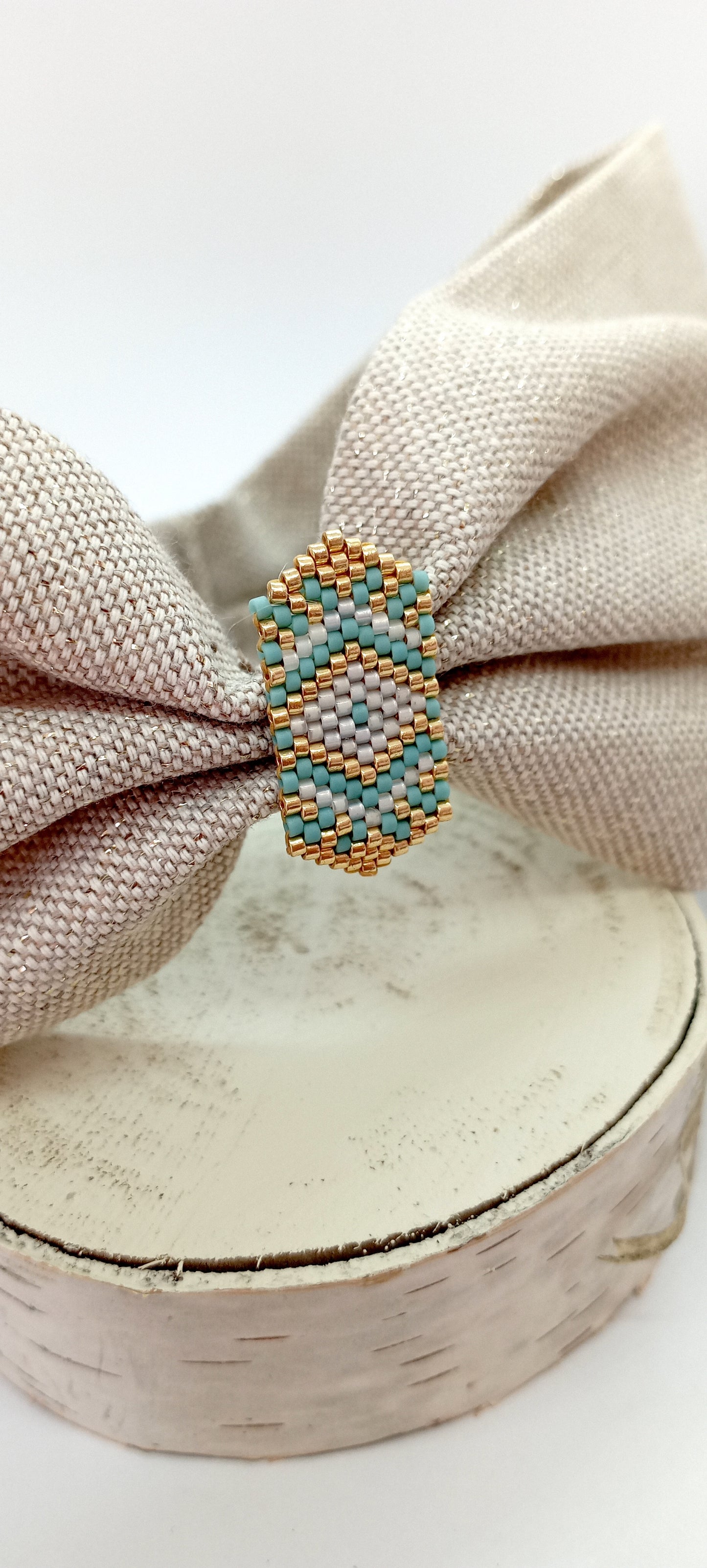 Bandeau en tissu beige doré et broche en perles tissé bleu blanche et dorée