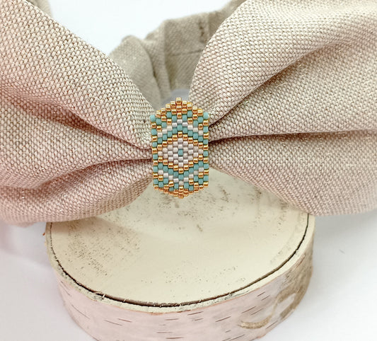 Bandeau pour cheveux en tissus beige irisé et broche en perles tissées bleue, blanche et doré